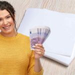 tovaglioli carta donna euro in mano