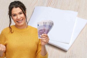 tovaglioli carta donna euro in mano