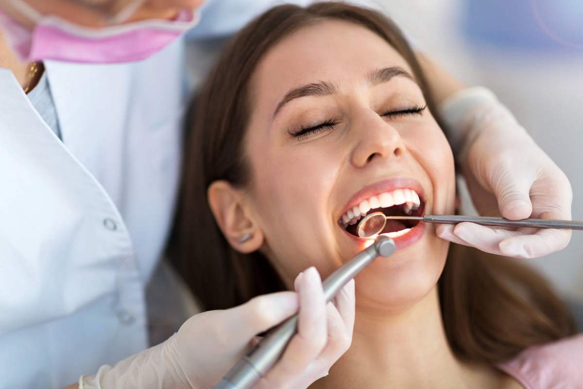 Donna in visita dal dentista