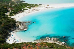mare cristallino e sabbia bianca