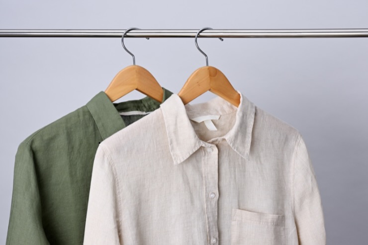 camicia bianca e verde appese e ben stirate