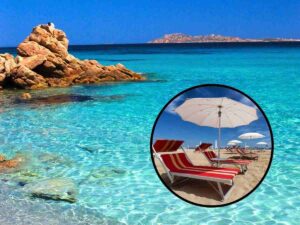 sfondo mare cristallino e tondo con sdraio spiaggia