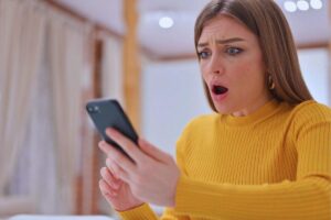 Ragazza con espressione sconvolta