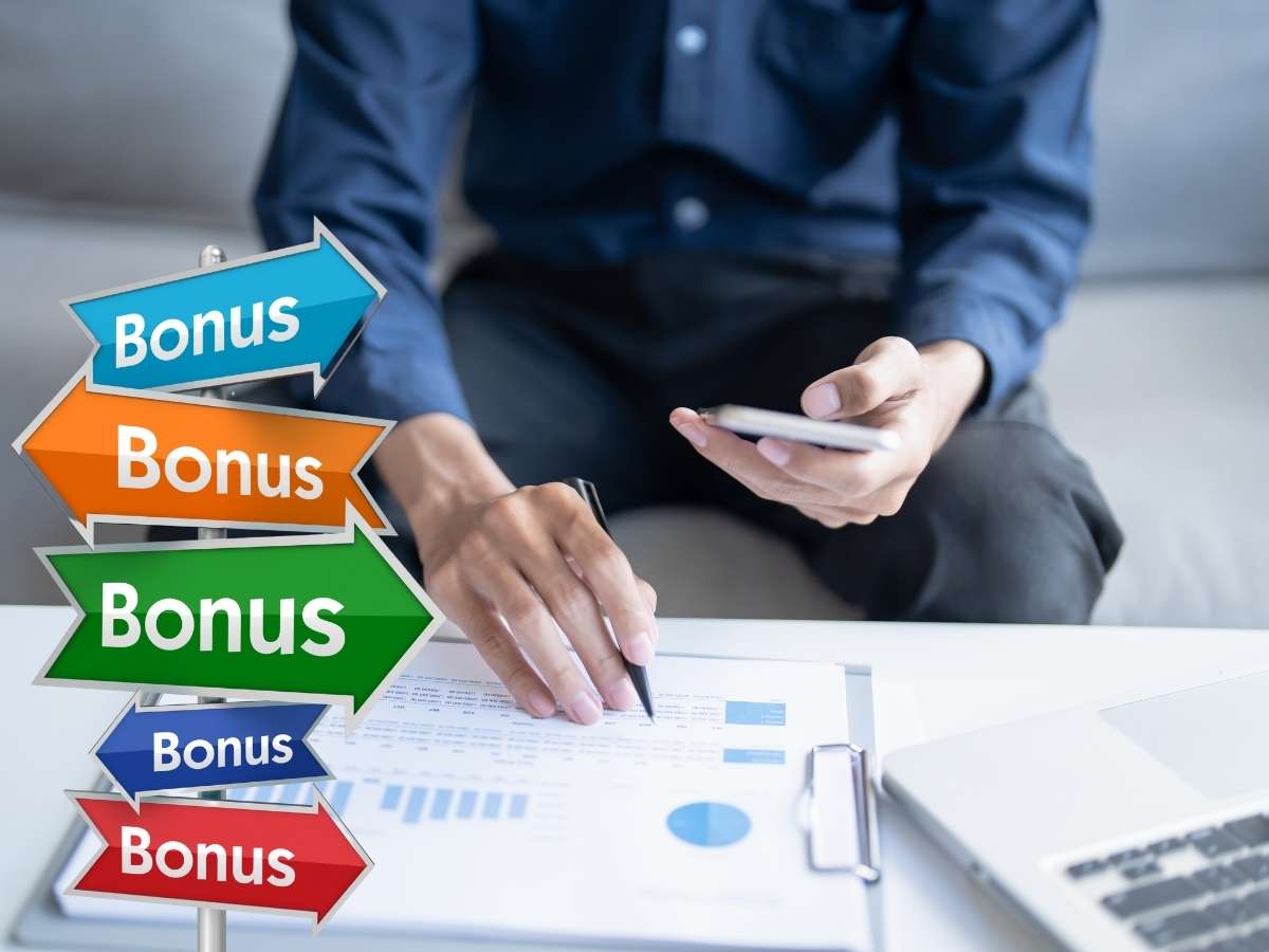 Uomo calcola bollette frecce bonus