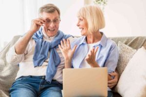 Pensionati contenti al pc