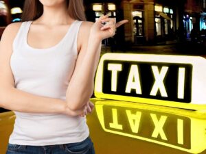 sfondo taxi scritta e busto donna che indica scritta