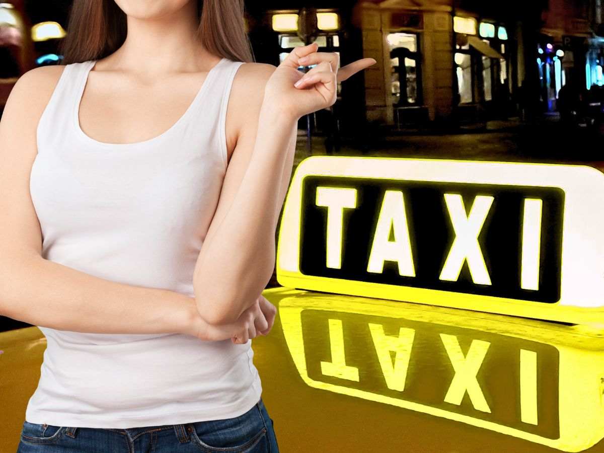 sfondo taxi scritta e busto donna che indica scritta