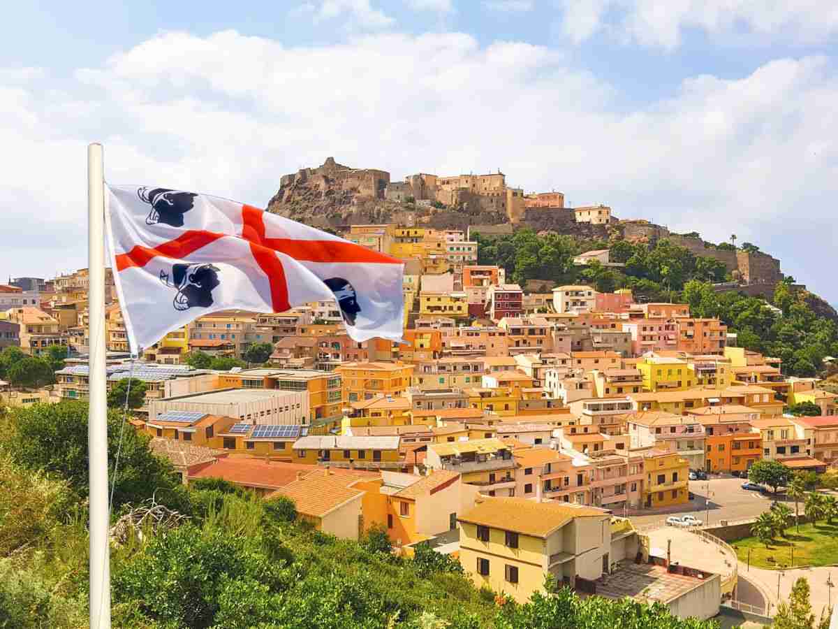 sfondo città Sardegna e bandiera