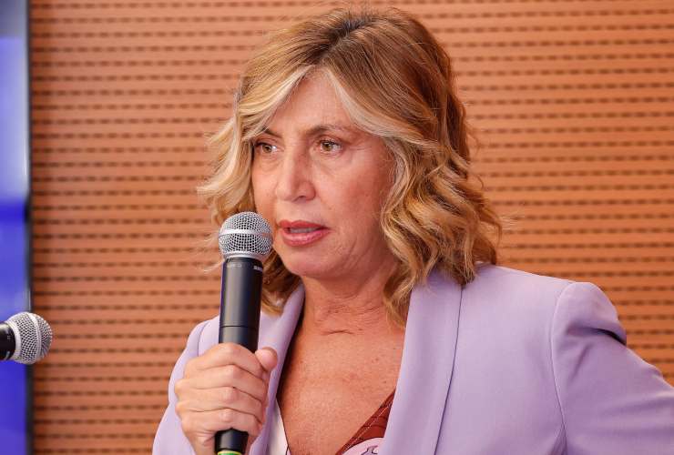 Myrta Merlino parla al microfono