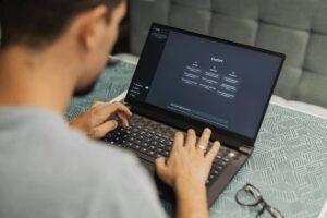 Ragazzo dialoga sul computer con ChatGPT