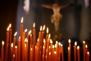 candele in chiesa