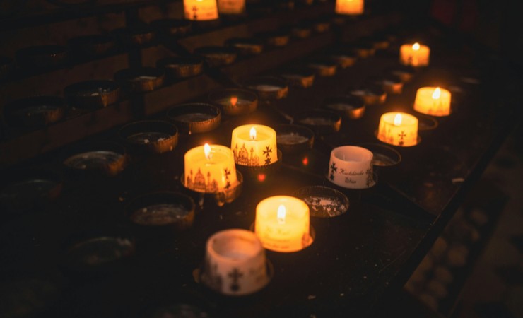 candele in chiesa