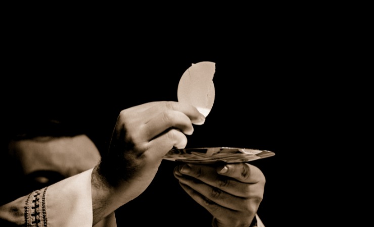 sacerdote con ostia