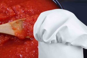 Pomodori in pentola e cappello da chef