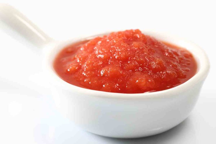 Passata di pomodoro nella ciotola
