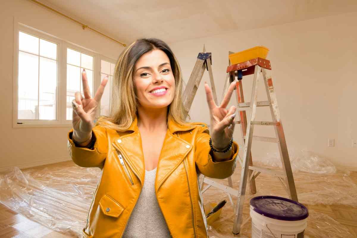 Casa ristrutturata e donna che fa due con le mani