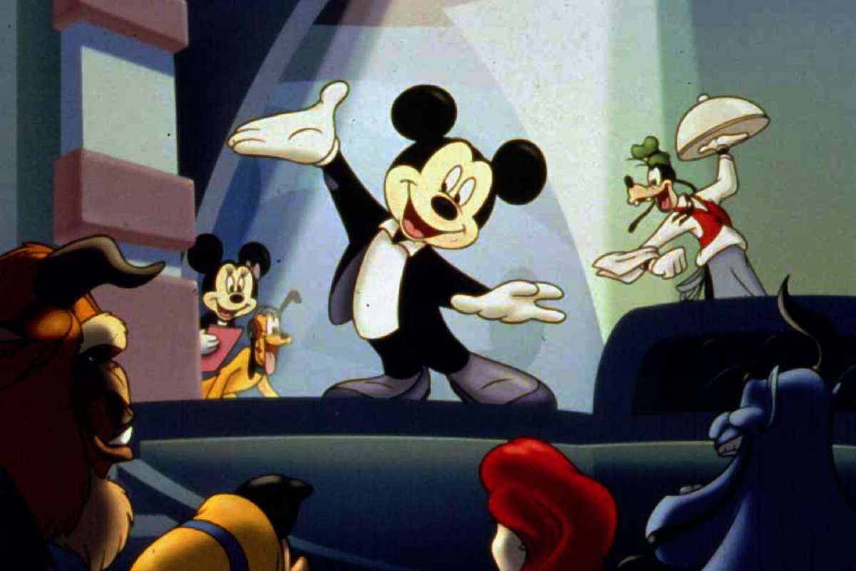 Topolino insieme ad alcuni personaggi Disney