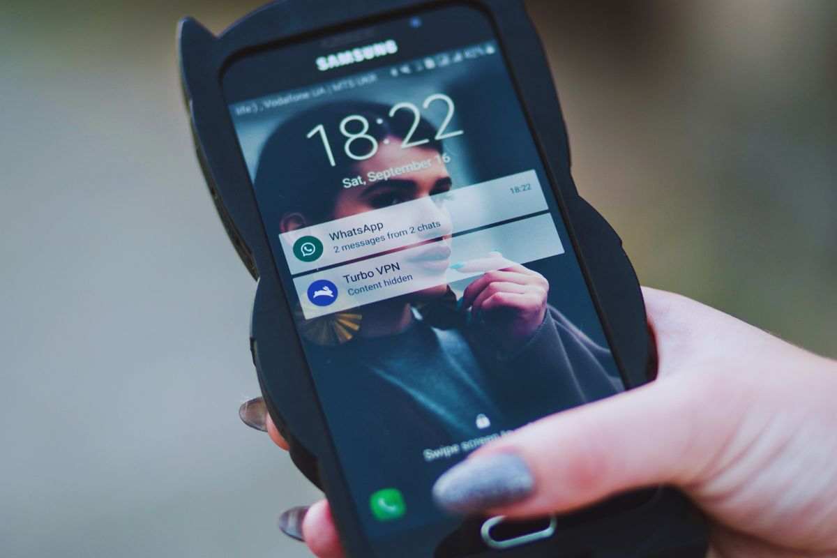 Schermo di blocco di uno smartphone che mostra le notifiche WhatsApp