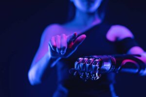androide che mostra il braccio meccanico