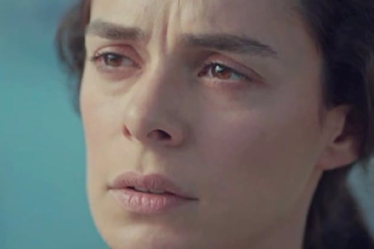 Primo piano di Bahar, protagonista della soap La forza di una donna
