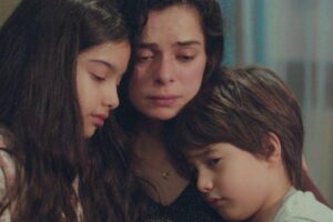 Bahar e i figli abbracciati: una scena della soap La forza di una donna