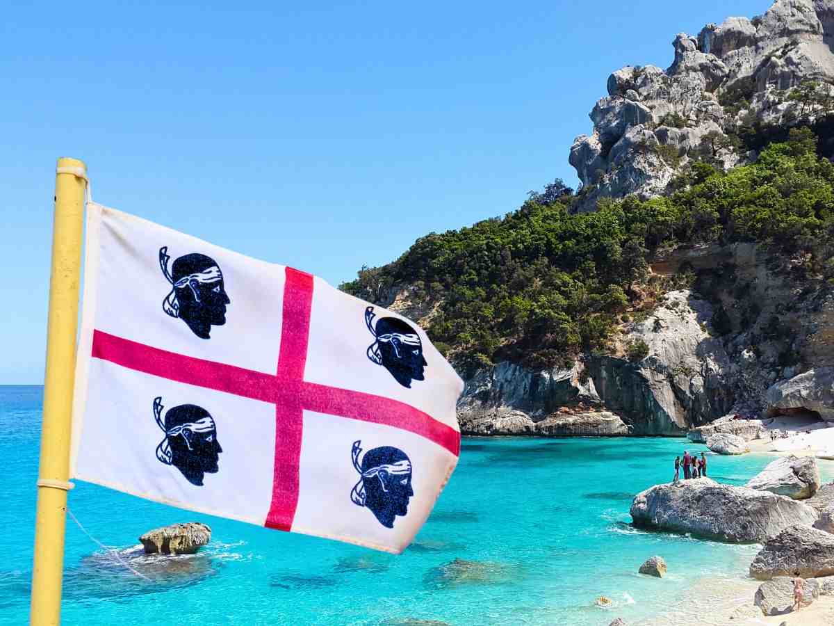 sfondo Lanusei e bandiera Sardegna