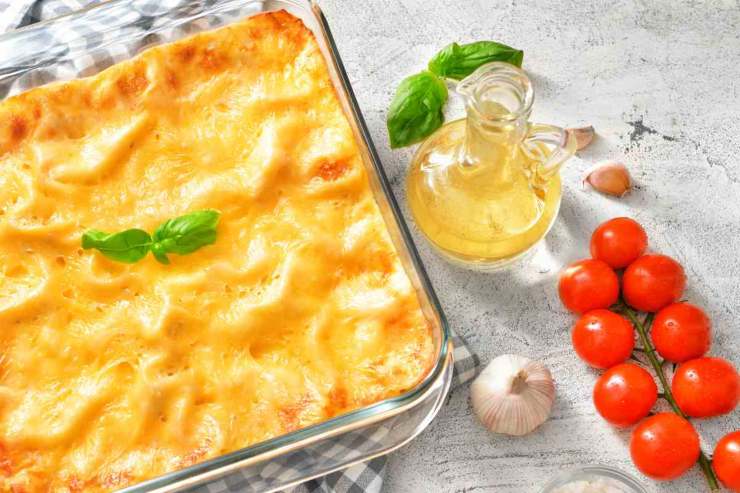 Teglia con lasagna e pomodorini