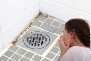 mattonelle bagno sporche