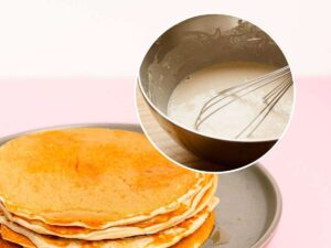 sfondo pancake e tondo con impasto liquido in ciotola con frusta
