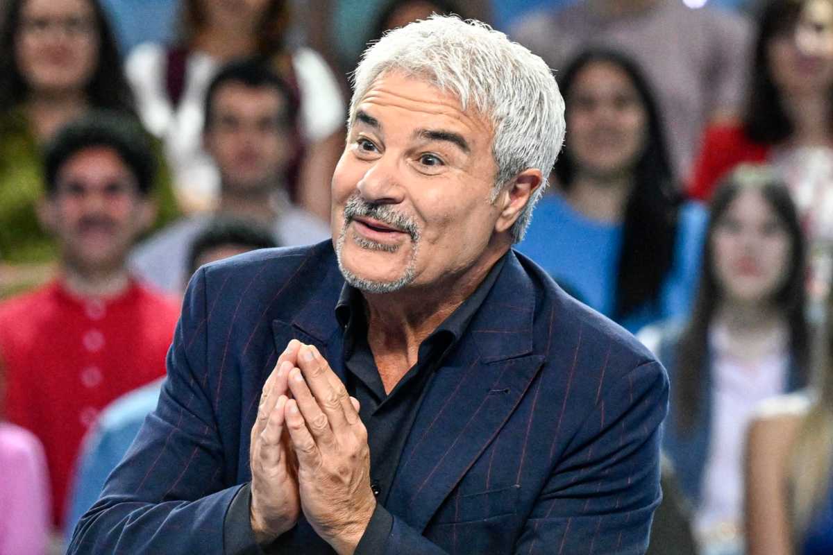 Pino Insegno con le mani congiunte