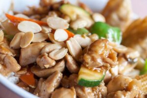 Pollo alle mandorle con verdure