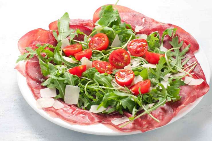 Bresaola, rucola e pomodorini.