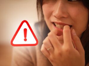 sfondo ragazza che mangia le unghie e cartello triangolare segnale pericolo