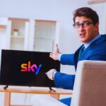 Uomo arrabbiato indica la tv con su il logo Sky
