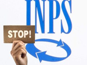 sfondo logo INPS e mano con cartellino con scritta STOP