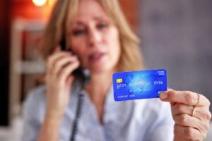 Donna truffata che chiama la banca per chiedere spiegazioni