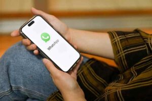 Persona con WhatsApp su smartphone