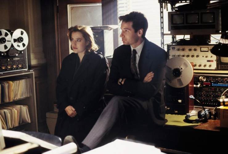 Mulder e Scully ascoltano un testimone durante un'indagine