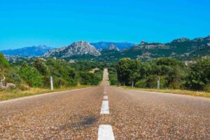 strada e scenario montagne e verde aggius