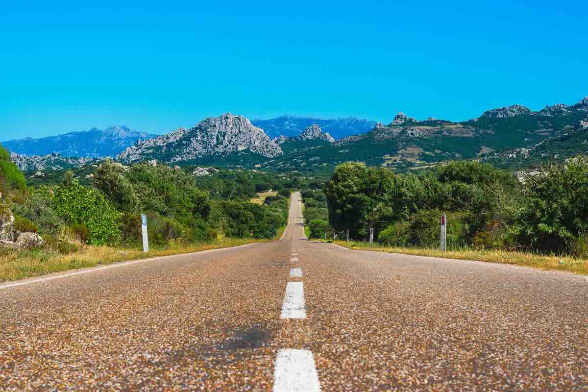 strada e scenario montagne e verde aggius