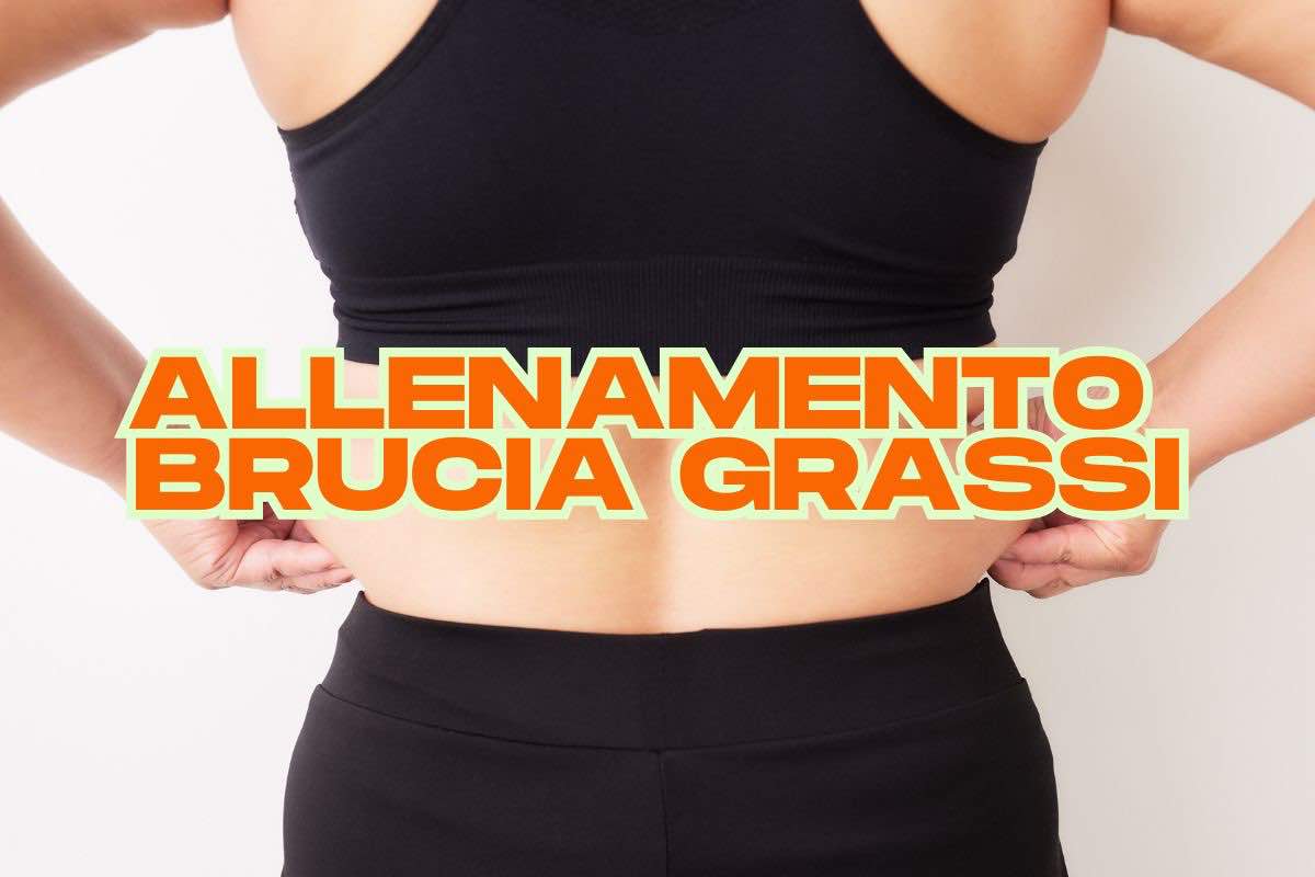 Donna di spalle e scritta 'Allenamento brucia grassi'