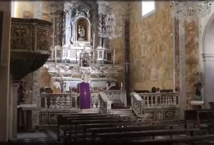 altare maggiore nella chiesa del carmine