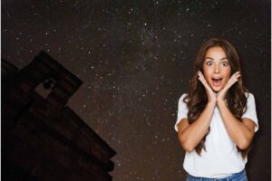 Ragazza stupita, cielo stellato