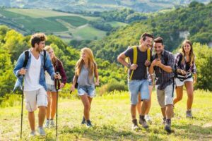 Gruppo ragazze e ragazzi all'aperto su un sentiero