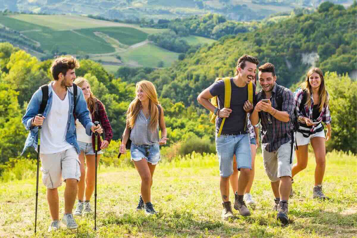 Gruppo ragazze e ragazzi all'aperto su un sentiero
