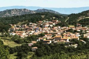 veduta delle case di austis