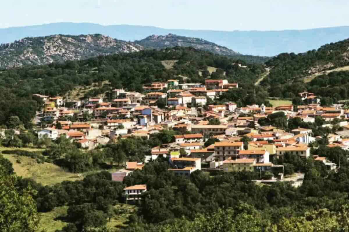 veduta delle case di austis