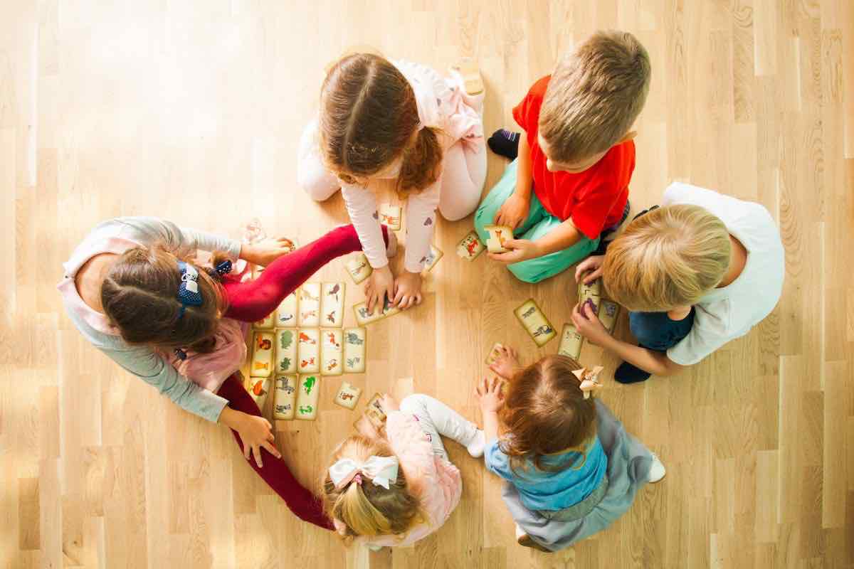 Bambini seduti in cerchio a terra