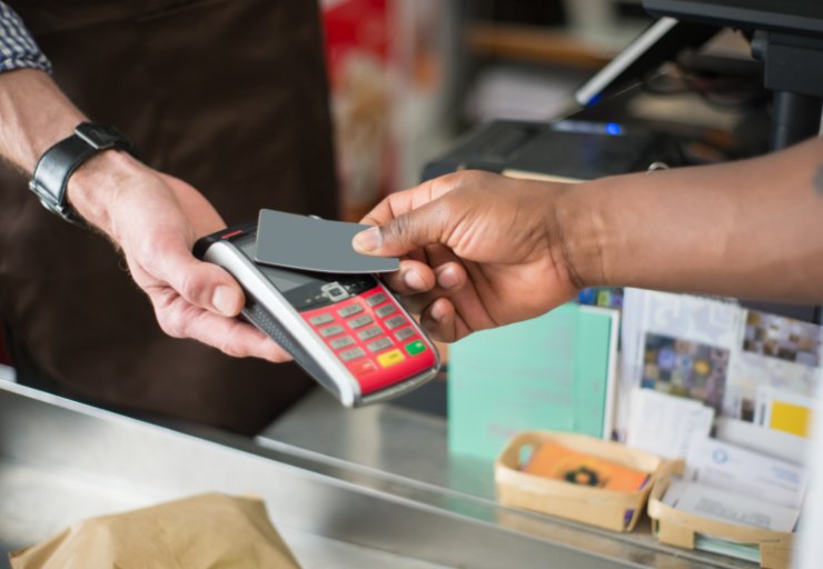 persona che paga con il bancomat