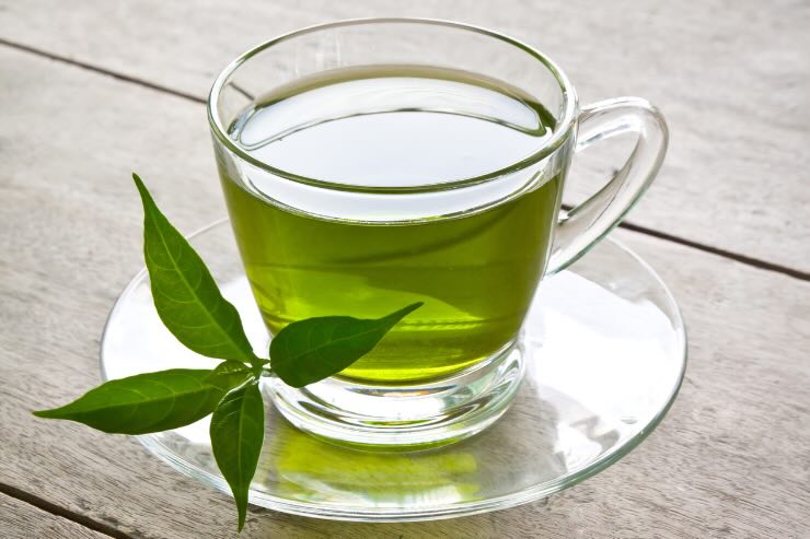 tazza trasparente di tè verde